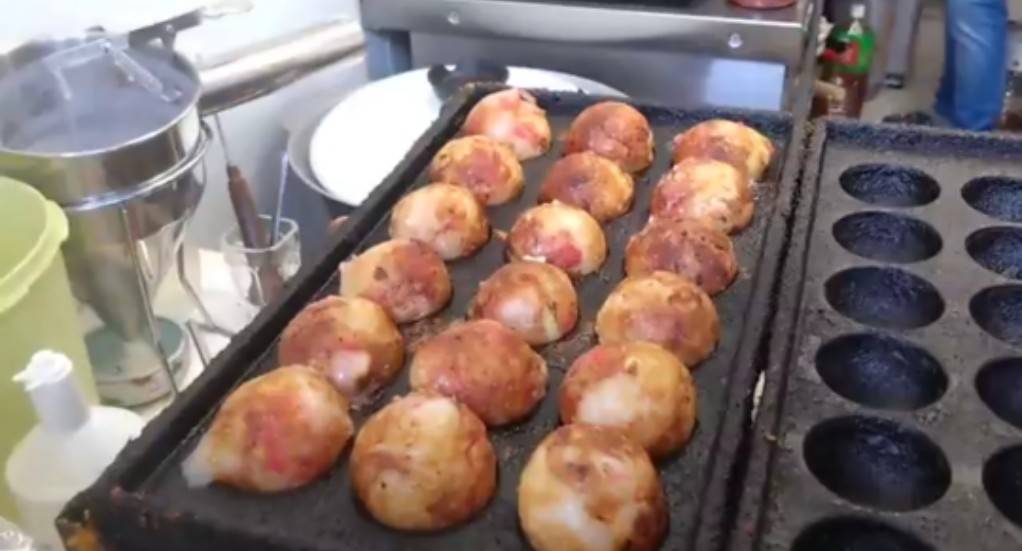 たこ焼き器で香ばしく焼かれる、えみの大ぶりたこ焼き